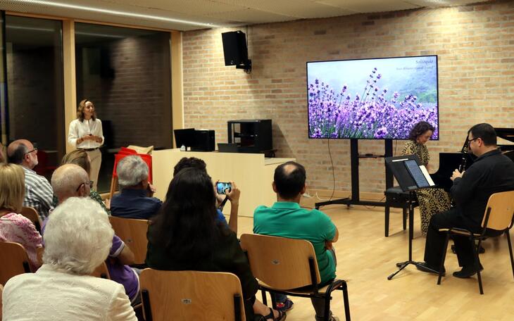 El recital-conferencia ‘Un viaje por los sentidos’ conquista al público en el Centro Cultural